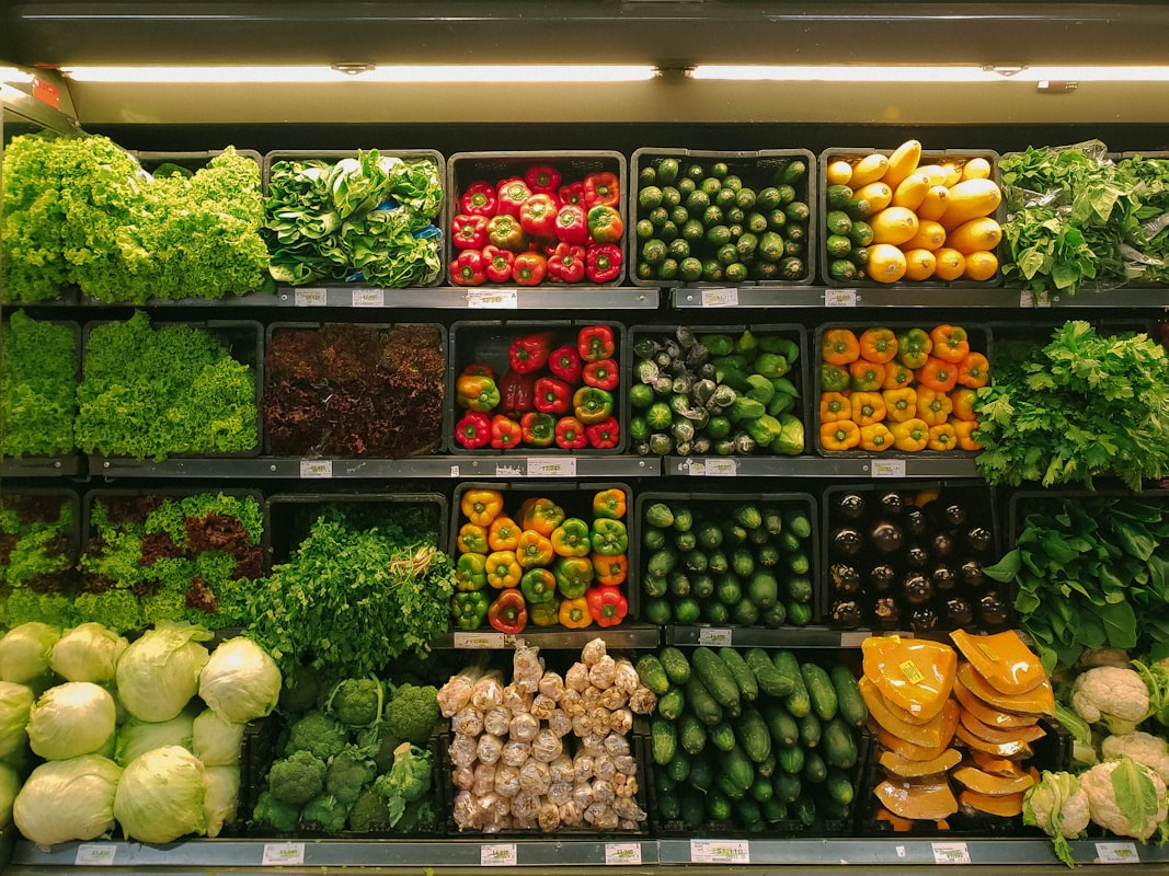 Seasonal shopping calendar and meal planning
